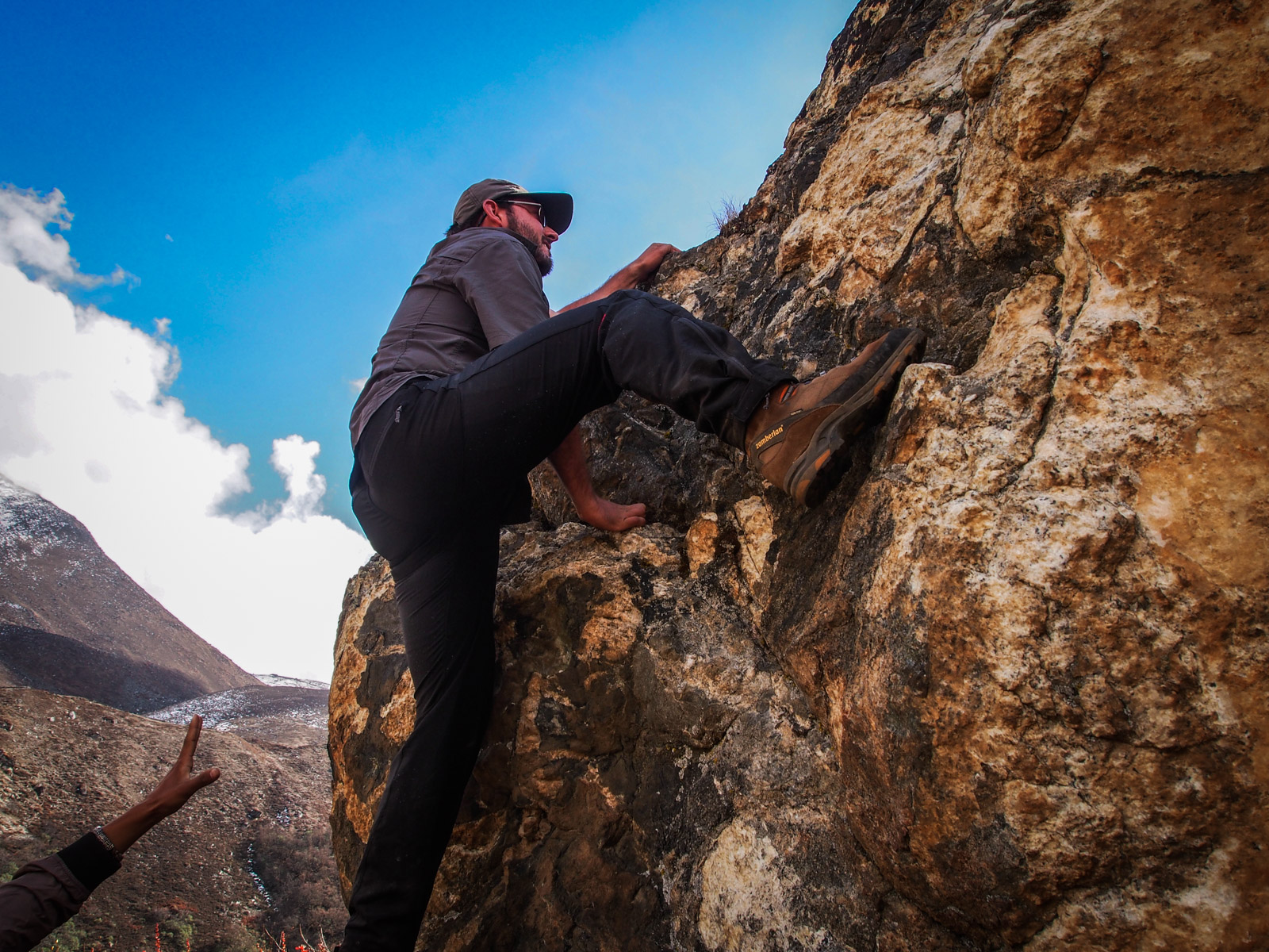 Impromptu bouldering on the way to Everest Basecamp